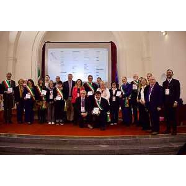 Il presidente del Cr, Fvg Mauro Bordin, con i premiati - Il presidente del Cr, Fvg Mauro Bordin, con i premiati