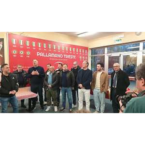 L'assessore regionale alla Difesa dell'ambiente, energia e sviluppo sostenibile Fabio Scoccimarro,alla festa per il ritorno della Pallamano Trieste nella serie A Gold - L'assessore regionale alla Difesa dell'ambiente, energia e sviluppo sostenibile Fabio Scoccimarro,alla festa per il ritorno della Pallamano Trieste nella serie A Gold