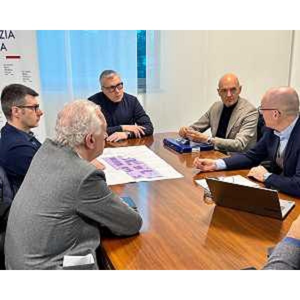 L'assessore regionale Sergio Emidio Bini (al centro), durante l'incontro con il presidente di Confindustria Udine Luigino Pozzo e il sindaco di Coseano David Asquini. - L'assessore regionale Sergio Emidio Bini (al centro), durante l'incontro con il presidente di Confindustria Udine Luigino Pozzo e il sindaco di Coseano David Asquini.