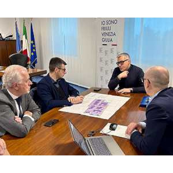 L'assessore regionale Sergio Emidio Bini, durante l'incontro con il presidente di Confindustria Udine Luigino Pozzo e il sindaco di Coseano David Asquini. - L'assessore regionale Sergio Emidio Bini, durante l'incontro con il presidente di Confindustria Udine Luigino Pozzo e il sindaco di Coseano David Asquini.