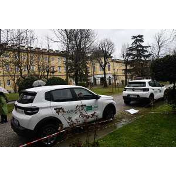 Le due autovetture donate ad Asugi dalla Fondazione - Le due autovetture donate ad Asugi dalla Fondazione