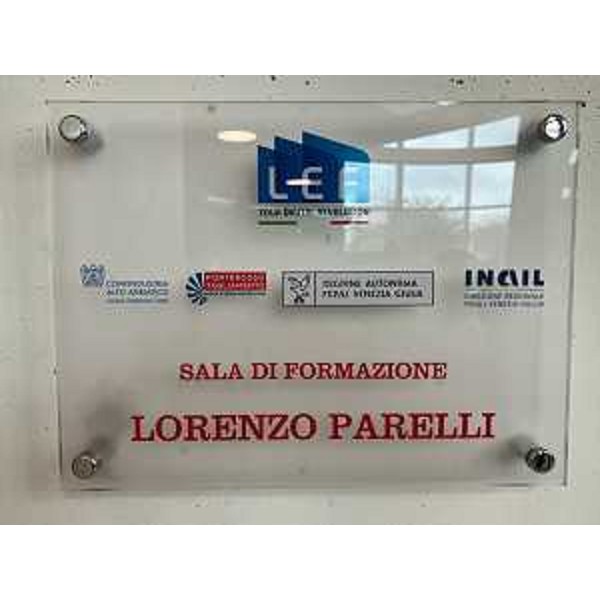 La targa in ricordo di Lorenzo Parelli all'ingresso dell'aula di formazione della Lef di San Vito al Tagliamento - La targa in ricordo di Lorenzo Parelli all'ingresso dell'aula di formazione della Lef di San Vito al Tagliamento