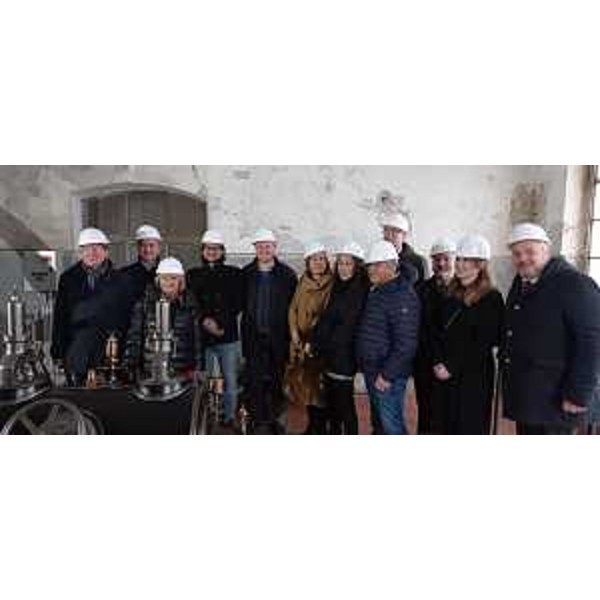 La foto di gruppo dei consiglieri regionali nella sala della macchina a vapore: il presidente della V Commissione, Diego Bernardis (Fp), è il primo da destra - La foto di gruppo dei consiglieri regionali nella sala della macchina a vapore: il presidente della V Commissione, Diego Bernardis (Fp), è il primo da destra