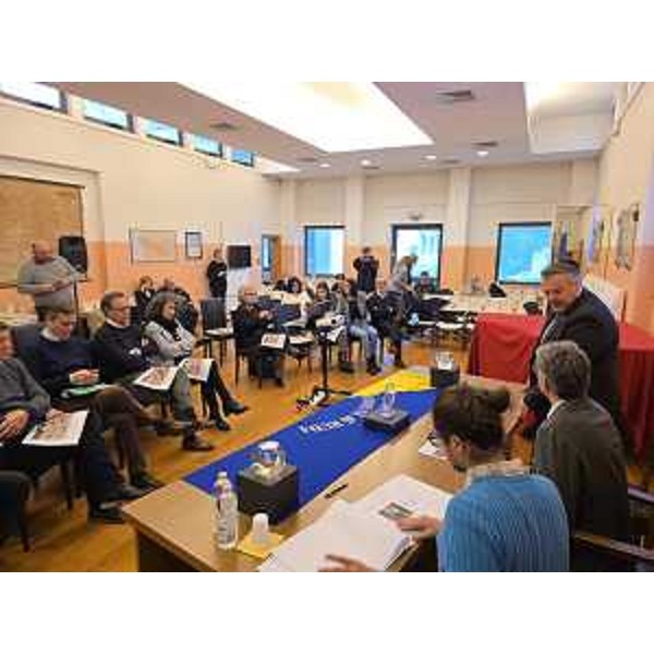 La visita della V Commissione consiliare a Ruda; il presidente Diego Bernardis (Fp) in piedi, a destra - La visita della V Commissione consiliare a Ruda; il presidente Diego Bernardis (Fp) in piedi, a destra