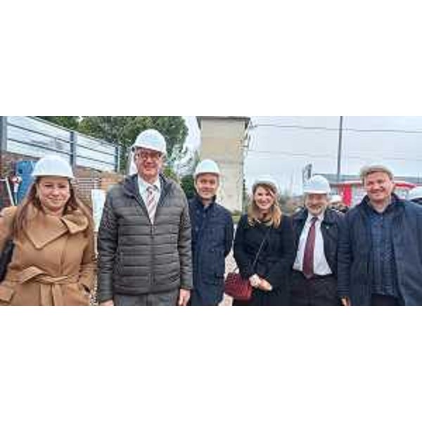 Prima a sinistra, Manuela Celotti (Pd) con, primo a destra, Massimiliano Pozzo (Pd) - Prima a sinistra, Manuela Celotti (Pd) con, primo a destra, Massimiliano Pozzo (Pd)