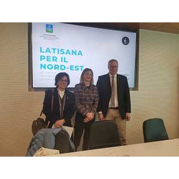 Il presidente Bordin accanto a Martina Cicuto, assessore del Comune di Latisana, e Cristina Benussi, presidente della giuria - Il presidente Bordin accanto a Martina Cicuto, assessore del Comune di Latisana, e Cristina Benussi, presidente della giuria