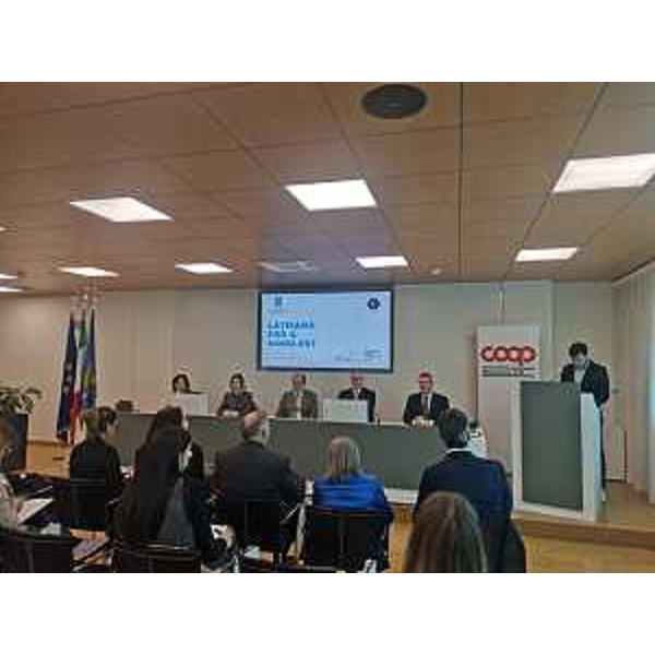 Un altro momento della conferenza stampa nella sala Pasolini del palazzo della Regione di via Sabbadini - Un altro momento della conferenza stampa nella sala Pasolini del palazzo della Regione di via Sabbadini