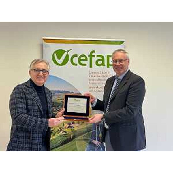 Il presidente del Cr Fvg, Mauro Bordin (a destra nella foto), riceve il riconoscimento del CeFap dalle mani del presidente Sergio Vello - Il presidente del Cr Fvg, Mauro Bordin (a destra nella foto), riceve il riconoscimento del CeFap dalle mani del presidente Sergio Vello