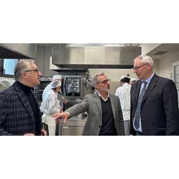 Un altro momento della visita del presidente Bordin, primo da destra, nella sede dell'ente formativo, sotto la guida del direttore CeFap Massimo Marino - Un altro momento della visita del presidente Bordin, primo da destra, nella sede dell'ente formativo, sotto la guida del direttore CeFap Massimo Marino