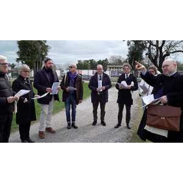 Il vice governatore Mario Anzil e l'assessore Barbara Zili con la delegazione pugliese durante la visita alla Basilica di Aquileia - Il vice governatore Mario Anzil e l'assessore Barbara Zili con la delegazione pugliese durante la visita alla Basilica di Aquileia