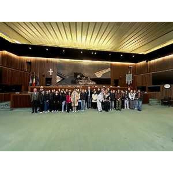 La delegazione degli studenti della 3B dell'indirizzo Liceo classico europeo dell'educantato statale Uccellis di Udine, i ragazzi dell'istituto Kantongymnasium di San Gallo (Svizzera) e, al centro, il presidente del Consiglio regionale, Mauro Bordin - La delegazione degli studenti della 3B dell'indirizzo Liceo classico europeo dell'educantato statale Uccellis di Udine, i ragazzi dell'istituto Kantongymnasium di San Gallo (Svizzera) e, al centro, il presidente del Consiglio regionale, Mauro Bordin