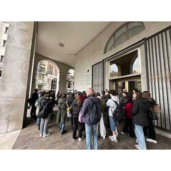 Le studentesse e gli studenti all'ingresso del palazzo di piazza Oberdan 6 a Trieste - Le studentesse e gli studenti all'ingresso del palazzo di piazza Oberdan 6 a Trieste