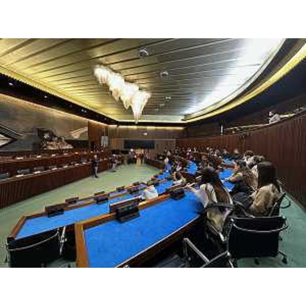 Un altro scatto che ritrae le ragazze e i ragazzi mentre ascoltano il presidente Bordin - Un altro scatto che ritrae le ragazze e i ragazzi mentre ascoltano il presidente Bordin