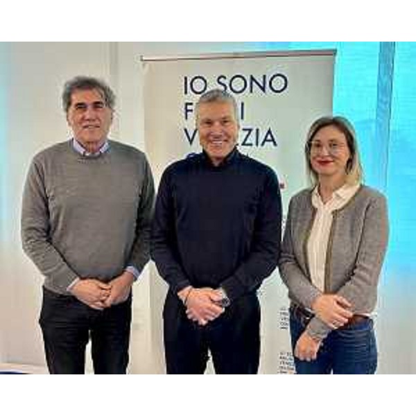 L'assessore Bini e il vicesindaco e l'assessore comunale alla Cultura di Latisana, Ezio Simonin e Martina Cicuto. - L'assessore Bini e il vicesindaco e l'assessore comunale alla Cultura di Latisana, Ezio Simonin e Martina Cicuto. 