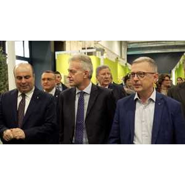 L'assessore Zannier (primo a destra) nel corso di un tour tra gli stand della manifestazione - L'assessore Zannier (primo a destra) nel corso di un tour tra gli stand della manifestazione