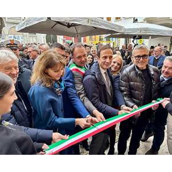 Il momento del taglio del nastro - Il momento del taglio del nastro