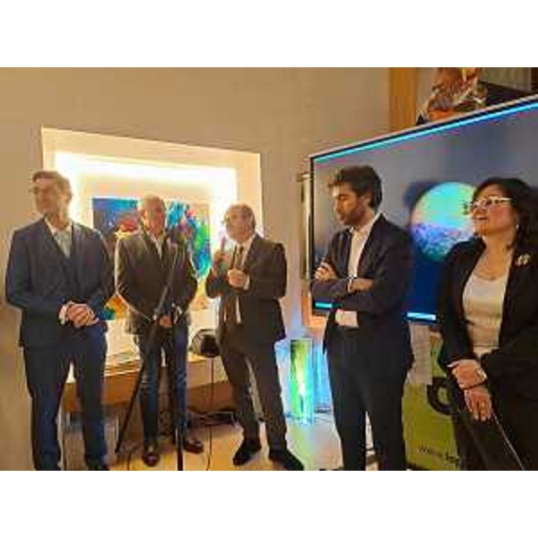 Il vice governatore con delega alla Cultura Mario Anzil, al centro, con, alla sua destra, il fotografo Maurizio Valdemarin - Il vice governatore con delega alla Cultura Mario Anzil, al centro, con, alla sua destra, il fotografo Maurizio Valdemarin 