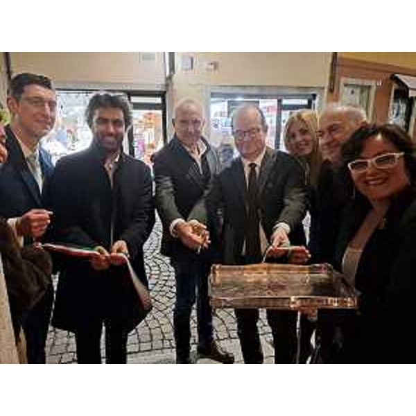 Il vice governatore con delega alla Cultura Mario Anzil al taglio del nastro della mostra di Maurizio Valdemarin a Udine - Il vice governatore con delega alla Cultura Mario Anzil al taglio del nastro della mostra di Maurizio Valdemarin a Udine