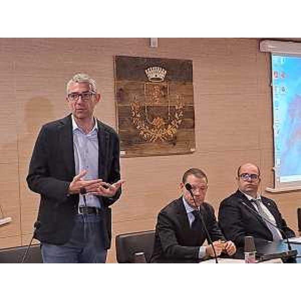 L'assessore Roberti nel corso del suo intervento - L'assessore Roberti nel corso del suo intervento