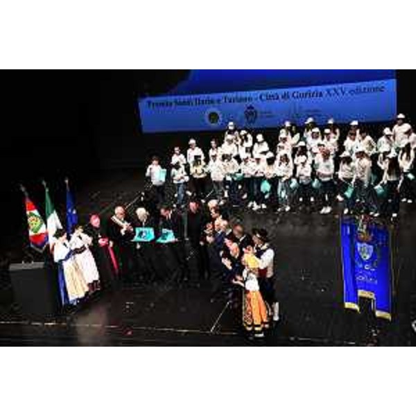 I Presidenti Mattarella e Pahor sul palco del Teatro Verdi con il premio Ss. Ilario e Taziano - I Presidenti Mattarella e Pahor sul palco del Teatro Verdi con il premio Ss. Ilario e Taziano