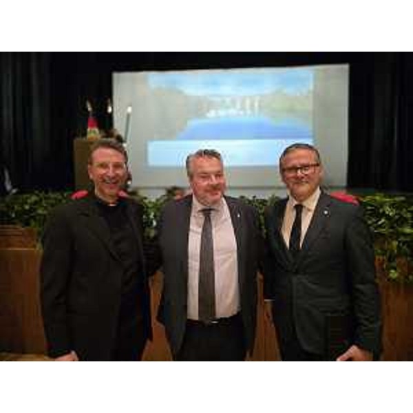 Don Nicola Ban, Diego Bernardis in rappresentanza del Consiglio regionale del Friuli Venezia Giulia e il presidente del Consiglio regionale del Veneto, Roberto Ciambetti. - Don Nicola Ban, Diego Bernardis in rappresentanza del Consiglio regionale del Friuli Venezia Giulia e il presidente del Consiglio regionale del Veneto, Roberto Ciambetti.