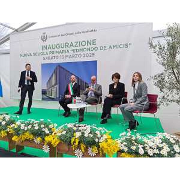 L'assessore regionale all'Istruzione, Alessia Rosolen, seconda da destra, all'inaugurazione della scuola primaria De Amicis a San Giorgio della Richinvelda - L'assessore regionale all'Istruzione, Alessia Rosolen, seconda da destra, all'inaugurazione della scuola primaria De Amicis a San Giorgio della Richinvelda