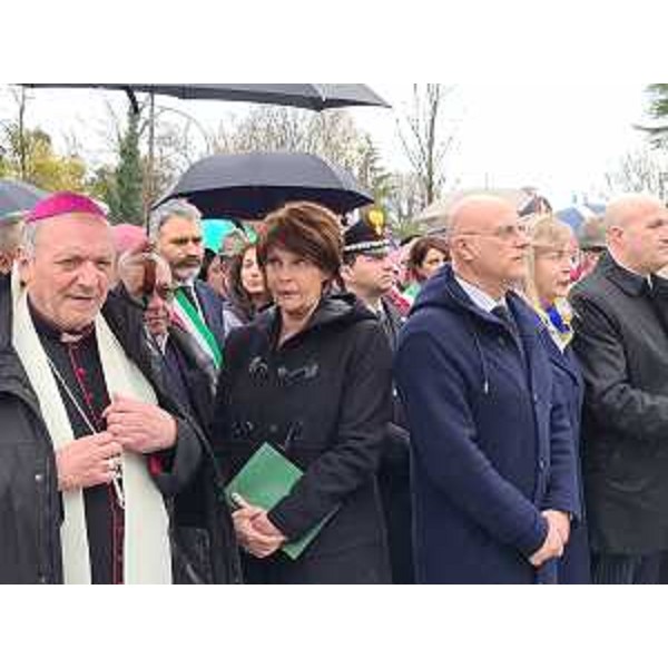 L'assessore Alessia Rosolen, al centro, in un momento dell'inaugurazione della nuova scuola - L'assessore Alessia Rosolen, al centro, in un momento dell'inaugurazione della nuova scuola