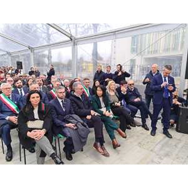 L'assessore regionale alle Infrastrutture, Cristina Amirante, seconda da destra, durante l'inaugurazione della scuola primaria di San Giorgio della Richinvelda - L'assessore regionale alle Infrastrutture, Cristina Amirante, seconda da destra, durante l'inaugurazione della scuola primaria di San Giorgio della Richinvelda