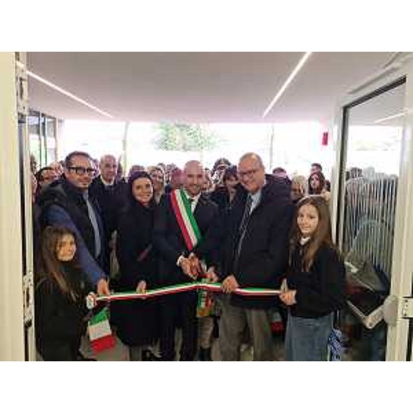 Il taglio del nastro della nuova scuola con il sindaco Michele Leon e il ministro dell'Istruzione e del merito Giuseppe Valditara - Il taglio del nastro della nuova scuola con il sindaco Michele Leon e il ministro dell'Istruzione e del merito Giuseppe Valditara
