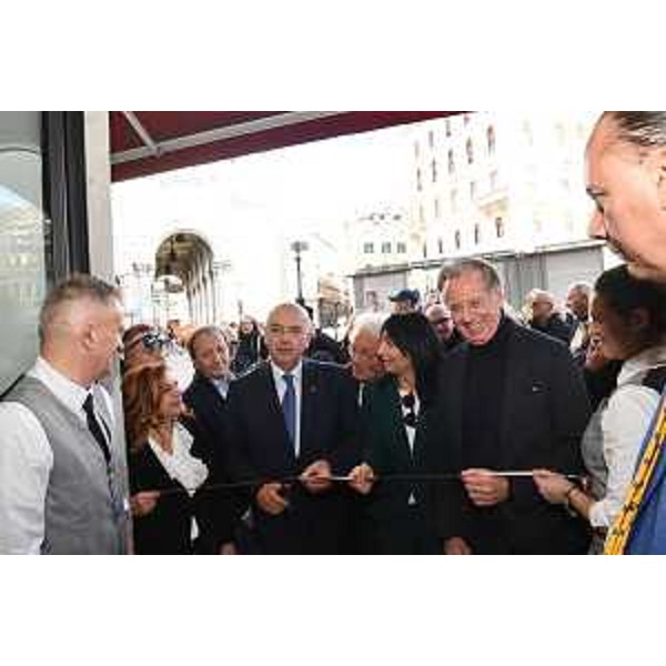 Il momento del taglio del nastro - Il momento del taglio del nastro