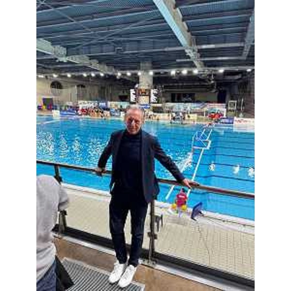 L'assessore Scoccimarro durante la partita della Pallanuoto Ts - L'assessore Scoccimarro durante la partita della Pallanuoto Ts