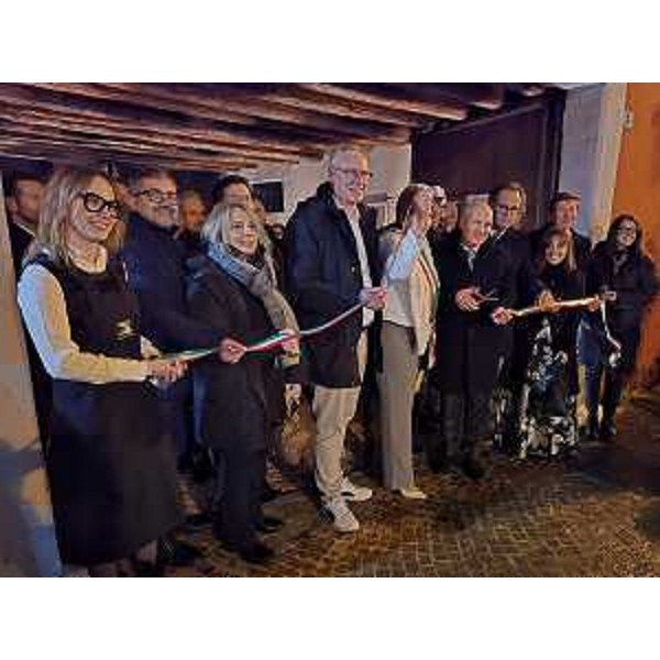 Al centro, il presidente del Cr Fvg, Mauro Bordn, al taglio del nastyro a Bertiolo con la sindaca Elenora Viscardis e il prsidente della Pro Loco Risorgive Medio Friuli, Marino Zanchetta, i consiglieri regionali Mauro Di Bert e Alberto Budai - Al centro, il presidente del Cr Fvg, Mauro Bordn, al taglio del nastyro a Bertiolo con la sindaca Elenora Viscardis e il prsidente della Pro Loco Risorgive Medio Friuli, Marino Zanchetta, i consiglieri regionali Mauro Di Bert e Alberto Budai