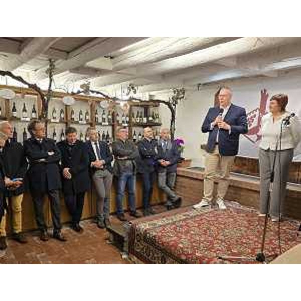 L'intervento del presidente Bordin alla sagra del vino di Bertiolo; a sinistra, Roberto Novelli, Mauro Di Bert e Alberto Budai; a destra, la sindaca Eleonora Viscardis - L'intervento del presidente Bordin alla sagra del vino di Bertiolo; a sinistra, Roberto Novelli, Mauro Di Bert e Alberto Budai; a destra, la sindaca Eleonora Viscardis