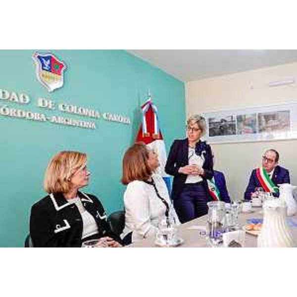 Zilli con la siondaca di Colonia Caroya Ana Paola Nanini e la console generale d'Italia a Cordoba, Maria Luisa Lapresa - Zilli con la siondaca di Colonia Caroya Ana Paola Nanini e la console generale d'Italia a Cordoba, Maria Luisa Lapresa