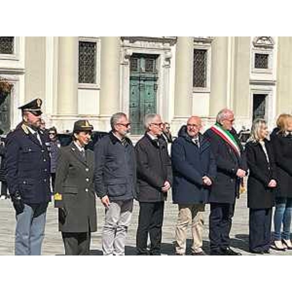 L'assessore Sebastiano Callari (quinto da sinistra) intervenuto a Gorizia a alle celebrazioni per il 17 Marzo in rappresentanza della Regione - L'assessore Sebastiano Callari (quinto da sinistra) intervenuto a Gorizia a alle celebrazioni per il 17 Marzo in rappresentanza della Regione
