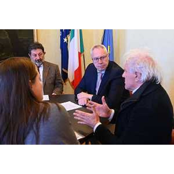 Il presidente del Consiglio regionale del Friuli Venezia Giulia, Mauro Bordin, mentre ascolta il primo firmatario della petizione Mauro Bondelli - Il presidente del Consiglio regionale del Friuli Venezia Giulia, Mauro Bordin, mentre ascolta il primo firmatario della petizione Mauro Bondelli