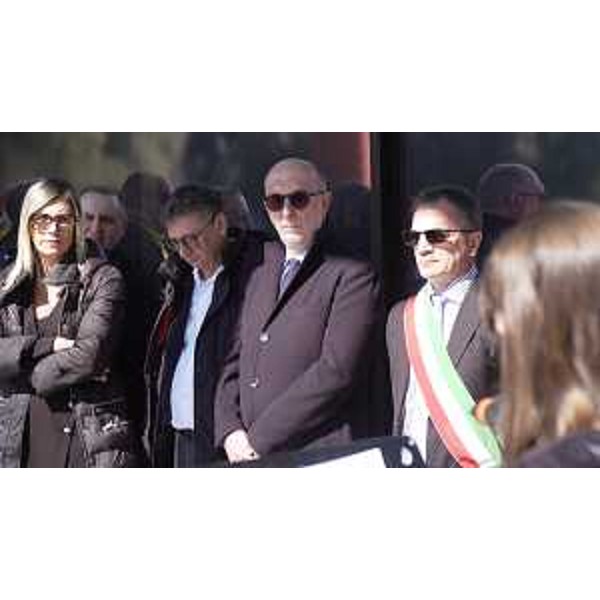 L'assessore regionale alla Salute Riccardo Riccardo, al centro, con il sindaco di Porcia, Marco Sartini, davanti al municipio per la Giornata delle vittime del Covid-19 - L'assessore regionale alla Salute Riccardo Riccardo, al centro, con il sindaco di Porcia, Marco Sartini, davanti al municipio per la Giornata delle vittime del Covid-19