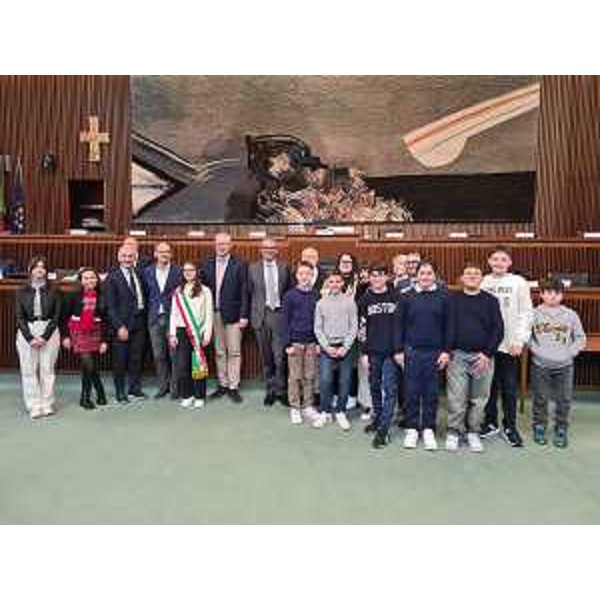 L'assessore Roberti in Aula con i rappresentanti del Consiglio comunale dei ragazzi di Forgaria nel Friuli - L'assessore Roberti in Aula con i rappresentanti del Consiglio comunale dei ragazzi di Forgaria nel Friuli