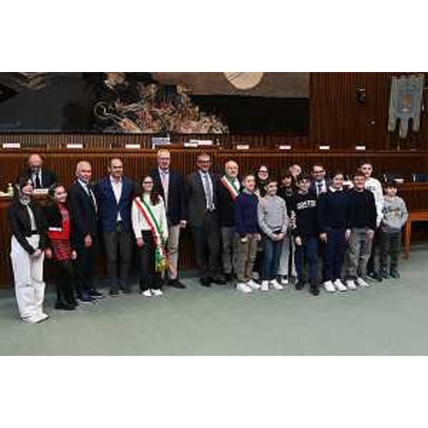 Il Consiglio dei ragazzi di Forgaria nel Friuli, in aula consiliare con il presidente del Cr, Mauro Bordin, l'assessore Pierpaolo Roberti, e il consigliere Roberto Novelli - Il Consiglio dei ragazzi di Forgaria nel Friuli, in aula consiliare con il presidente del Cr, Mauro Bordin, l'assessore Pierpaolo Roberti, e il consigliere Roberto Novelli