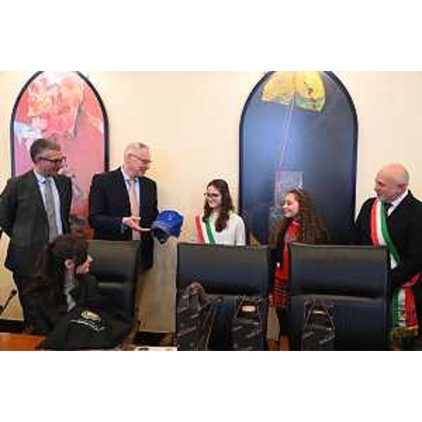 Da sinistra, l'assessore Pierpaolo Roberti, il presidente del Cr, Mauro Bordin, la sindaca del Consiglio comunale dei ragazzi e delle ragazze, Aurora Chiapolino, e il sindaco di Forgaria, Pierluigi Molinaro - Da sinistra, l'assessore Pierpaolo Roberti, il presidente del Cr, Mauro Bordin, la sindaca del Consiglio comunale dei ragazzi e delle ragazze, Aurora Chiapolino, e il sindaco di Forgaria, Pierluigi Molinaro