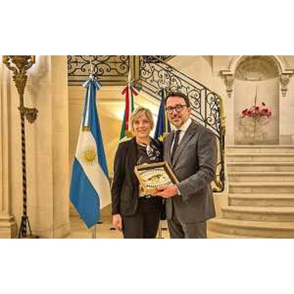 L'assessore regionale alle Finanze Barbara Zilli a Buenos Aires con l'Ambasciatore italiano in Argentina Fabrizio Lucentini - L'assessore regionale alle Finanze Barbara Zilli a Buenos Aires con l'Ambasciatore italiano in Argentina Fabrizio Lucentini