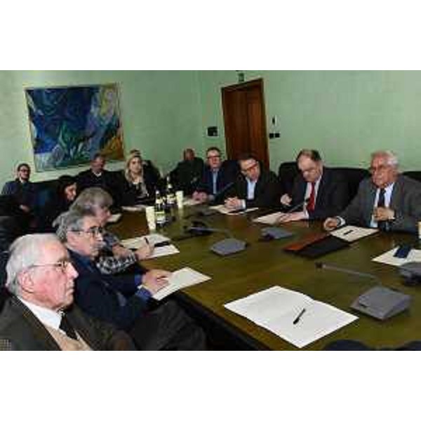 L'assessore regionale Cristina Amirante (a capotavola) presiede il Comitato per listituzione dellarchivio storico del terremoto e della ricostruzione - L'assessore regionale Cristina Amirante (a capotavola) presiede il Comitato per listituzione dellarchivio storico del terremoto e della ricostruzione