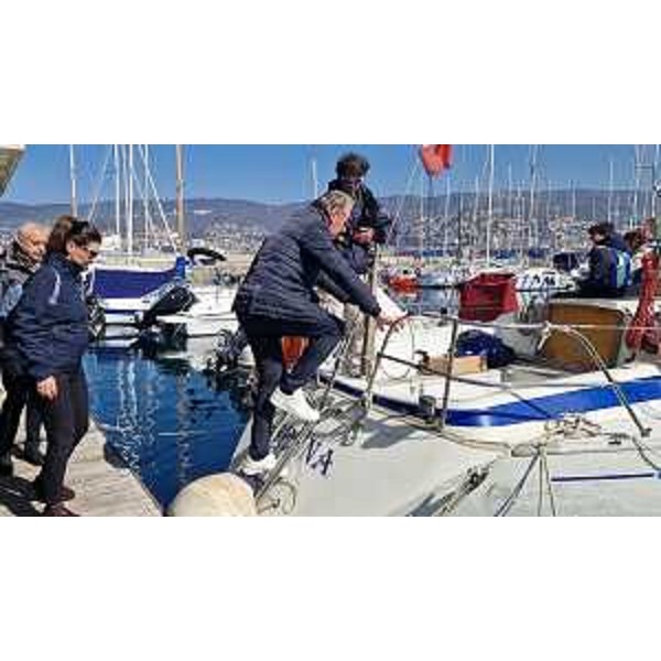 L'assessore mentre sale sull'imbarcazione con gli studenti - L'assessore mentre sale sull'imbarcazione con gli studenti