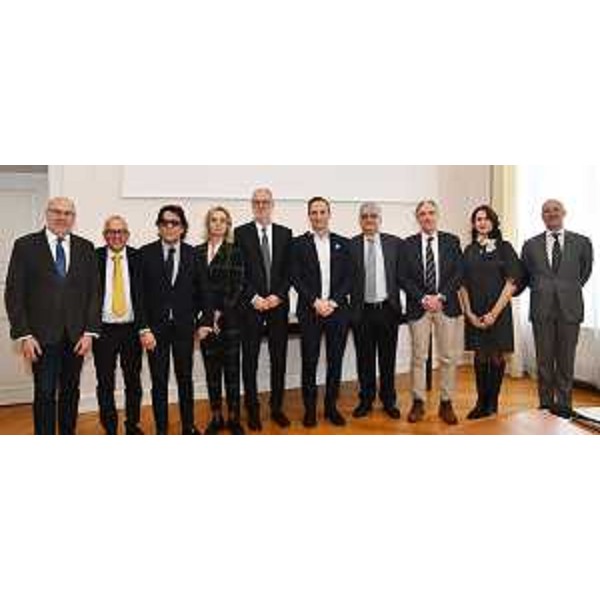 Fedriga insieme a tutti i componenti del comitato di gestione del Frie. - Fedriga insieme a tutti i componenti del comitato di gestione del Frie.