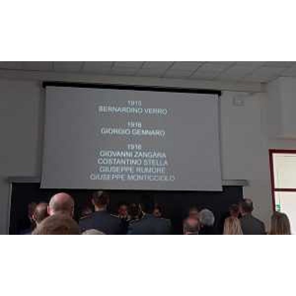 Il momento di silenzio davanti ai nomi delle vittime - Il momento di silenzio davanti ai nomi delle vittime