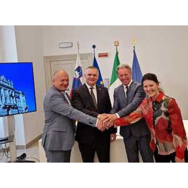 Da sinistra il direttore di Arso Josko Knez, il ministro sloveno dellAmbiente Bojan Kumer, lassessore alla Difesa dellambiente Fabio Scoccimarro e il direttore di Arpa Fvg Anna Lutman. - Da sinistra il direttore di Arso Josko Knez, il ministro sloveno dellAmbiente Bojan Kumer, lassessore alla Difesa dellambiente Fabio Scoccimarro e il direttore di Arpa Fvg Anna Lutman.