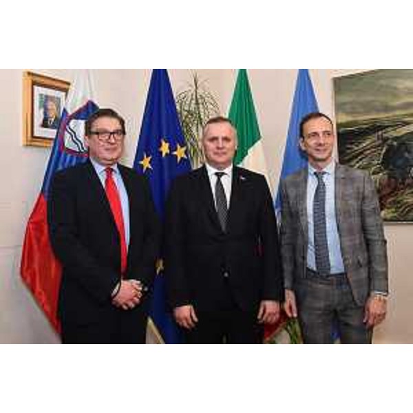Il governatore Massimiliano Fedriga (a destra nella foto) con il ministro dell'Ambiente della Repubblica di Slovenia Bojan Kumer (al centro) e il console generale Gregor Suc - Il governatore Massimiliano Fedriga (a destra nella foto) con il ministro dell'Ambiente della Repubblica di Slovenia Bojan Kumer (al centro) e il console generale Gregor Suc