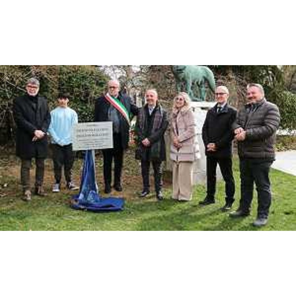 Il consigliere Diego Bernardis (Fp), primo da destra nella foto di gruppo nel giardino di Gorizia - Il consigliere Diego Bernardis (Fp), primo da destra nella foto di gruppo nel giardino di Gorizia