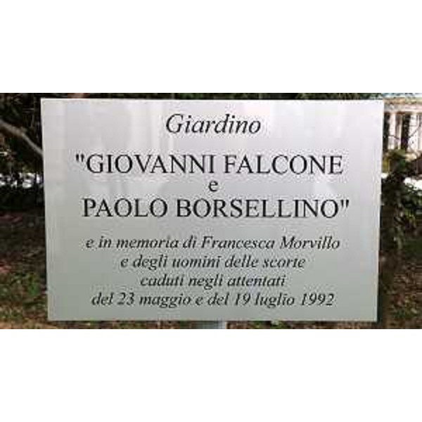 La targa di intitolazione del giardino municipale - La targa di intitolazione del giardino municipale