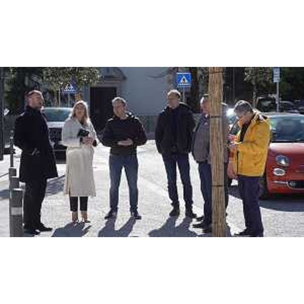L'assessore regionale alle Infrastrutture e territorio Cristina Amirante durante il sopralluogo alla nuova piazza di Aurisina assieme al sindaco di Duino Aurisina (Devin Nabrezina) Igor Gabrovec. - L'assessore regionale alle Infrastrutture e territorio Cristina Amirante durante il sopralluogo alla nuova piazza di Aurisina assieme al sindaco di Duino Aurisina (Devin Nabrezina) Igor Gabrovec.